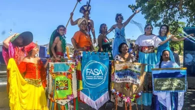 Integrantes do Cortejo Gigantes de Mangaratiba