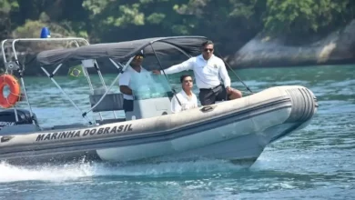 Embarcação da Marinha realiza fiscalização durante a Operação Navegue Seguro