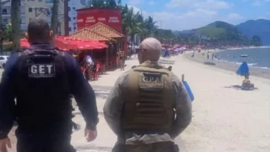 Agentes da Guarda Municipal caminhando pela orla da praia