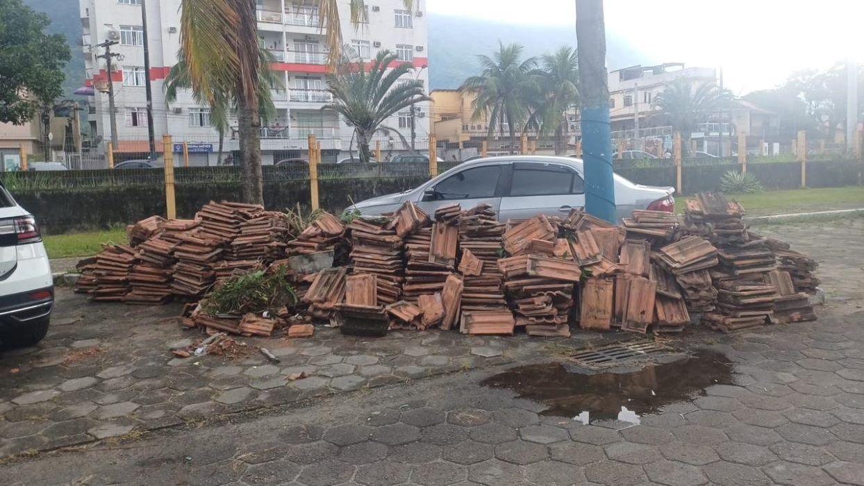 Entulho descartado irregularmente em via pública de Muriqui