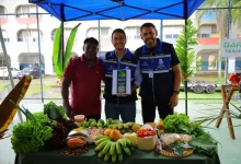 Presidente da associação Benedito Barros, o vice-prefeito Lucas Venito e o secretário Ricardo Silva durante o evento