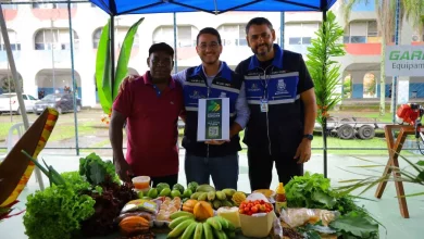 Presidente da associação Benedito Barros, o vice-prefeito Lucas Venito e o secretário Ricardo Silva durante o evento
