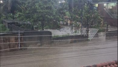 Rua Nossa Senhora das Graças, no bairro Califórnia, em Itaguaí, ficou alagada após o temporal que atingiu a região