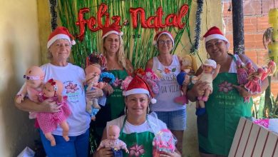 Mulheres segurando bonecas, posando para foto