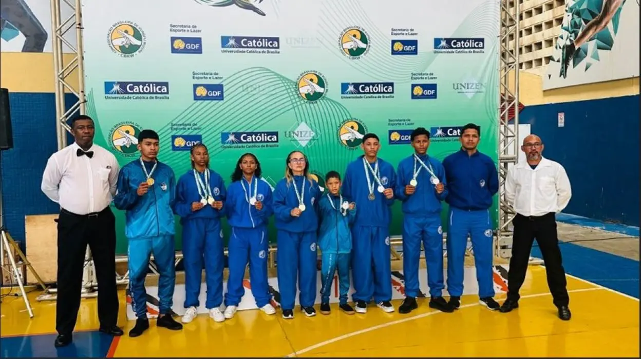 Atletas de Itaguaí exibem com orgulho as medalhas conquistadas no Campeonato Brasileiro