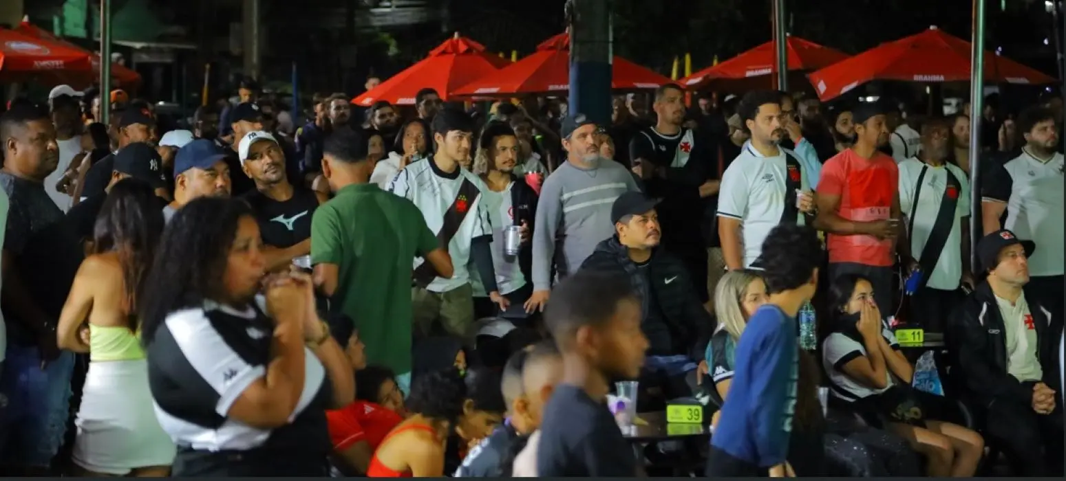 Torcida do Vasco marca presença em peso no Bora Torcer e vibra junta durante o primeiro jogo da final da Copa do Brasil