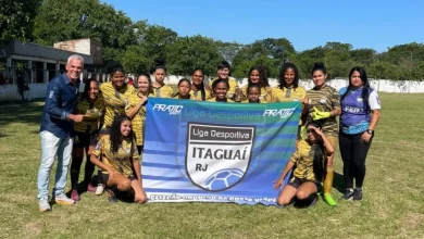 Professor Robertinho ao lado das jogadoras e da técnica Tia Kelly
