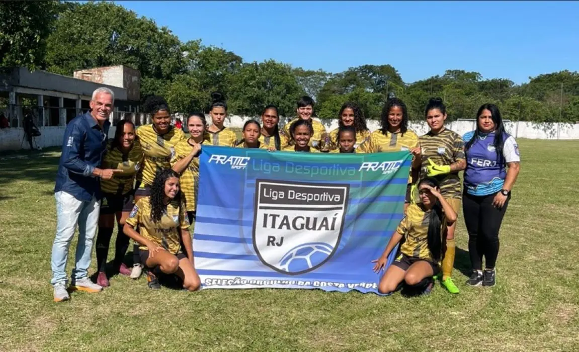 Professor Robertinho ao lado das jogadoras e da técnica Tia Kelly