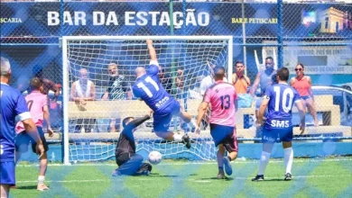 Jogada disputada durante o Torneio de Futebol dos Servidores, com lance decisivo