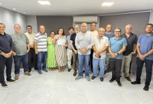 eleição ACIAPI: Tadash é reonduzido à presidência: foto apresenta os eleitos na chapa Barão de Mauá