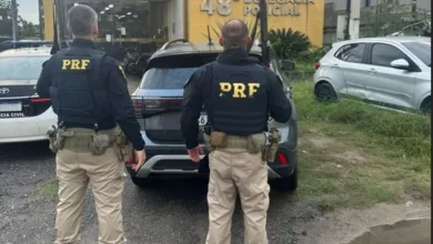 Policiais rodoviários federais apresentam o veículo recuperado