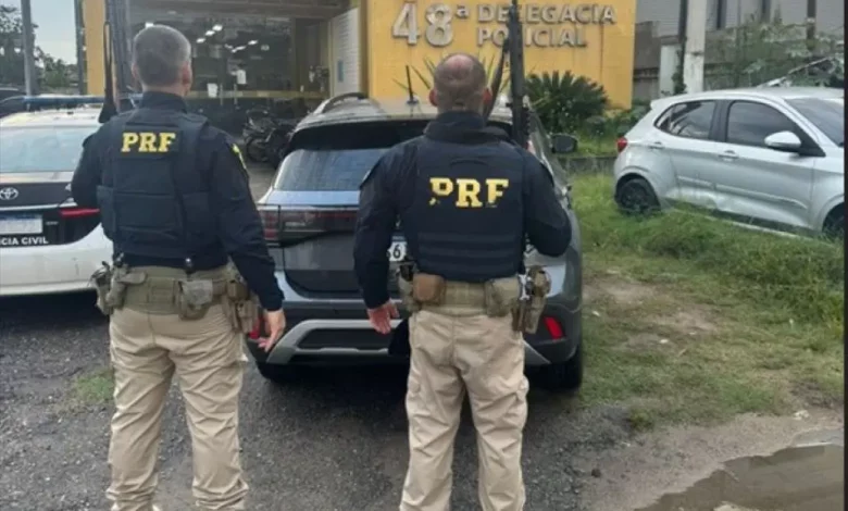 Policiais rodoviários federais apresentam o veículo recuperado