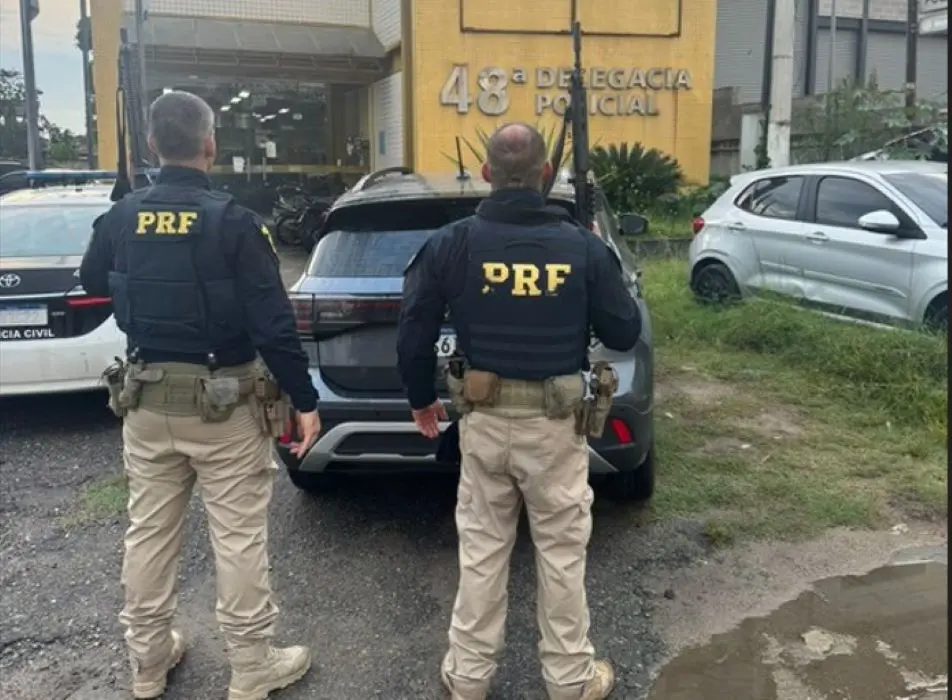 Policiais rodoviários federais apresentam o veículo recuperado