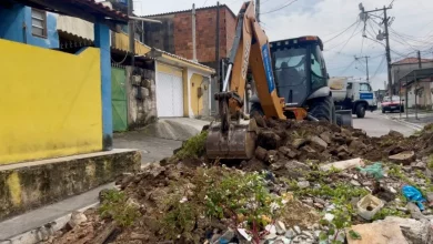 Maquinário pesado para remover barricadas e liberar vias públicas