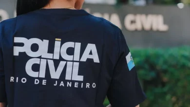 Agente da Polícia Civil durante ação da 50ª DP