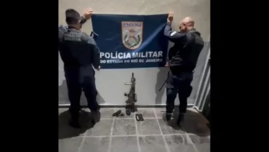 Policiais militares exibem material apreendido