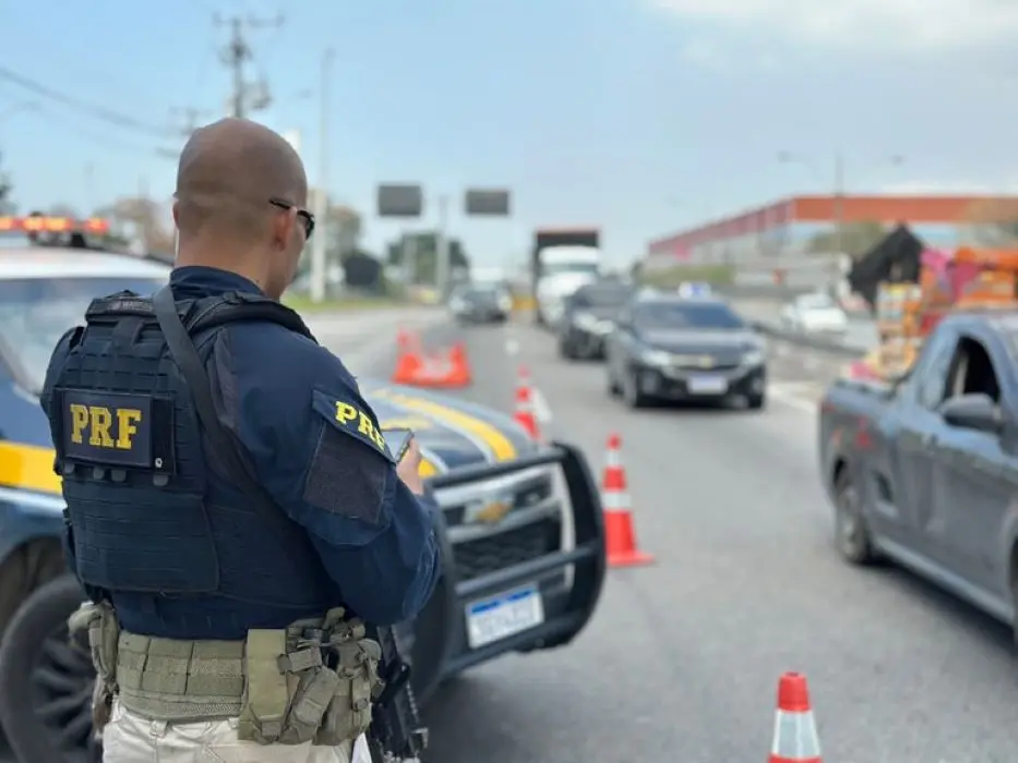 Agente da PRF realiza fiscalização durante a Operação Natal