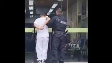 Policiais civis da 50ª DP (Itaguaí) conduzem suspeito preso