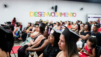 Várias pessoas num auditório