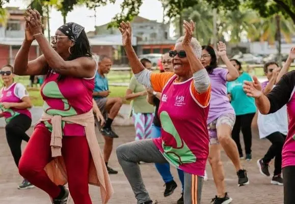 Várias mulheres participando de uma atividade física