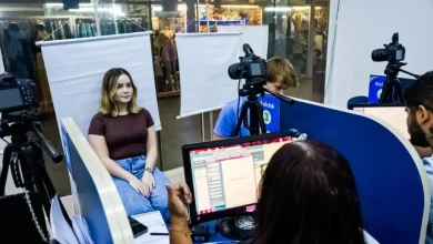 Mulher durante atendimento para emissão da nova Carteira de Identidade Nacional