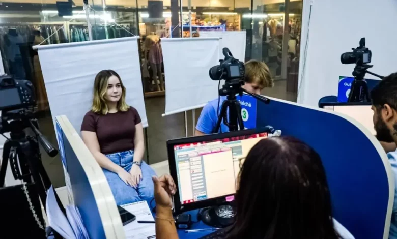 Mulher durante atendimento para emissão da nova Carteira de Identidade Nacional