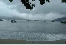 Céu carregado e mar agitado em Mangaratiba