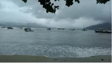 Céu carregado e mar agitado em Mangaratiba