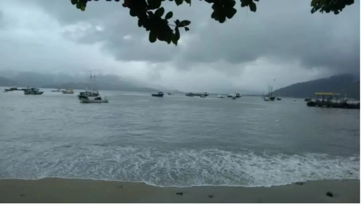 Céu carregado e mar agitado em Mangaratiba