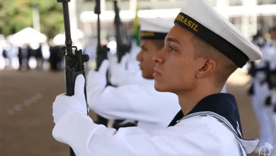 Aprendizes-Marinheiros participam de formatura militar durante cerimônia da Marinha do Brasil