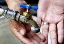 Mãos na torneira sem água