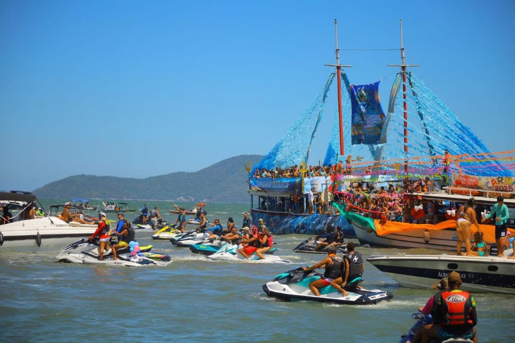 Em clima de festa e muita animação, o Carnamar reúne embarcações decoradas com foliões