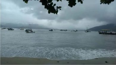 Mar revolto e céu encoberto marcam a orla de Mangaratiba