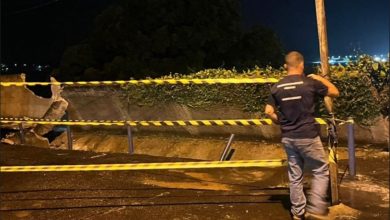 Agente da Prefeitura cercando o local que cedeu após chuvas