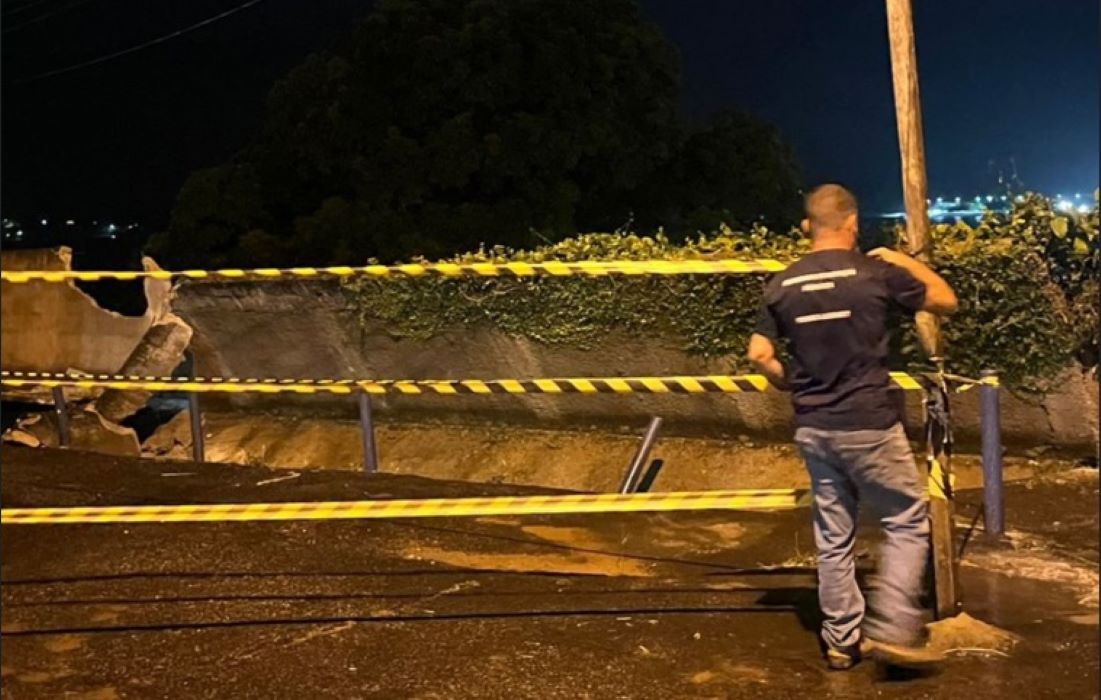 Agente da Prefeitura cercando o local que cedeu após chuvas