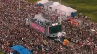 Multidão acompanha trio elétrico em clima de Carnaval