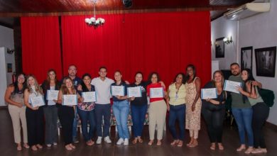Profissionais da rede municipal posaram para foto com o certificado