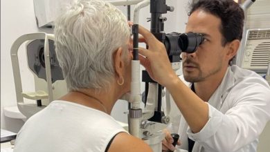 Médico especialista durante consulta oftalmológica