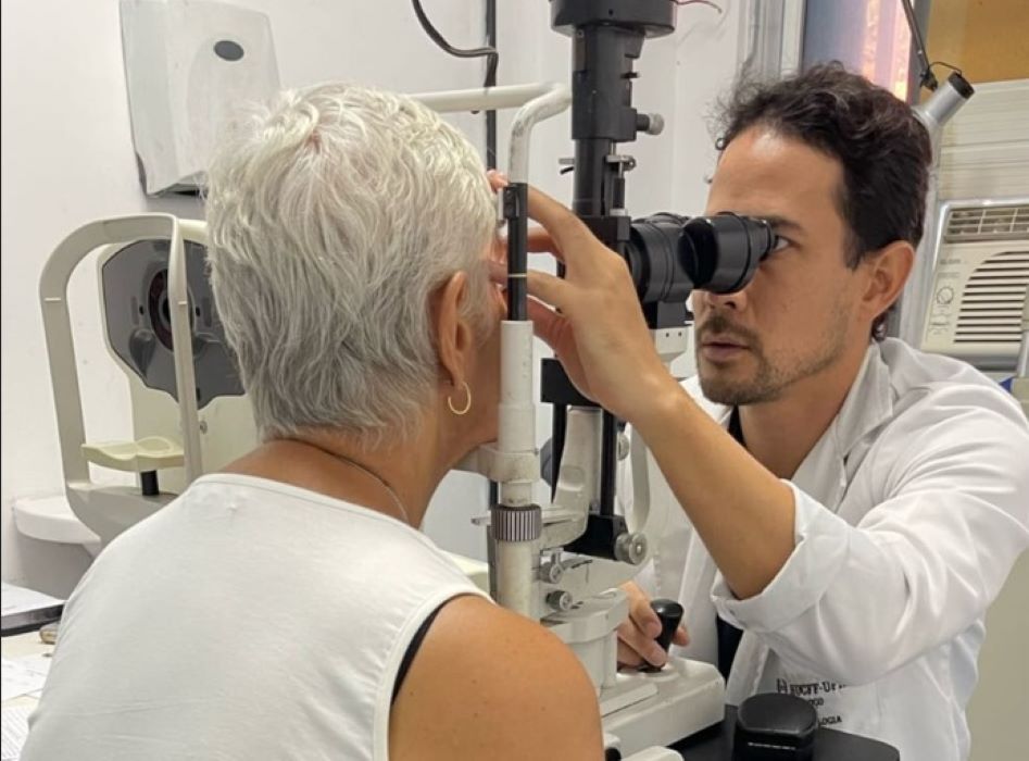 Médico especialista durante consulta oftalmológica