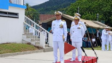 Capitão de mar e guerra (FN) Rafael Nachard Maciel durante a cerimônia de transmissão de comando