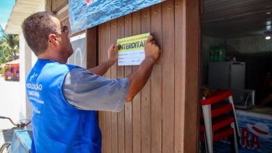 Fiscal da Vigilância Sanitária de Mangaratiba afixa aviso de interdição em quiosque