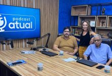 Três jornalistas posando para foto na redação do Atual