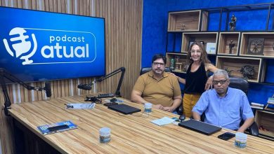 Três jornalistas posando para foto na redação do Atual