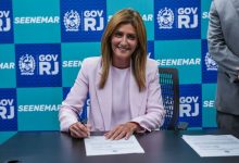 Deputada estadual Célia Jordão durante assinatura de documento