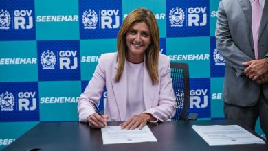 Deputada estadual Célia Jordão durante assinatura de documento