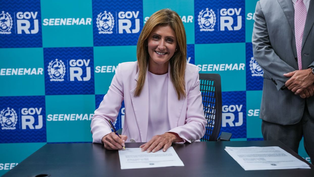 Deputada estadual Célia Jordão durante assinatura de documento