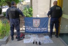 Policiais militares do 24º BPM apresentam drogas e rádios transmissores apreendidos