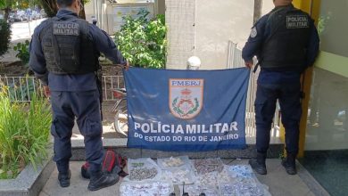 Policiais militares do 24º BPM apresentam drogas e rádios transmissores apreendidos