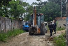 Policiais do 24º BPM acompanham a retirada de barricadas com apoio de retroescavadeira