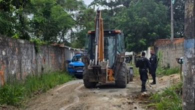 Policiais do 24º BPM acompanham a retirada de barricadas com apoio de retroescavadeira